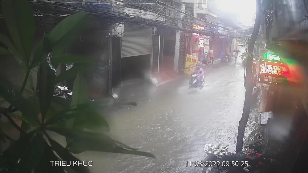 Phố Triều Khúc (Hà Nội) ngập nhẹ do mưa lớn từ hoàn lưu bão số 2. Phố Triều Khúc (Hà Nội) ngập nhẹ do mưa lớn từ hoàn lưu bão số 2.
