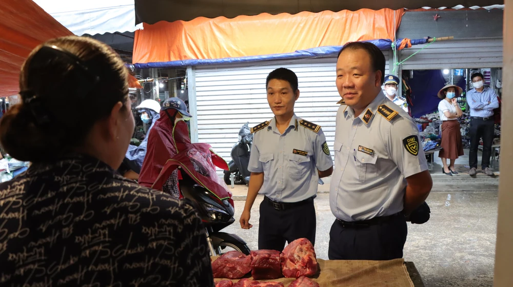 Tổng Cục trưởng Trần Hữu Linh - Trưởng đoàn công tác khảo sát nắm tình hình thị trường hàng hóa tại Chợ Bầu (Phủ Lý, Hà Nam). Ảnh: DMS