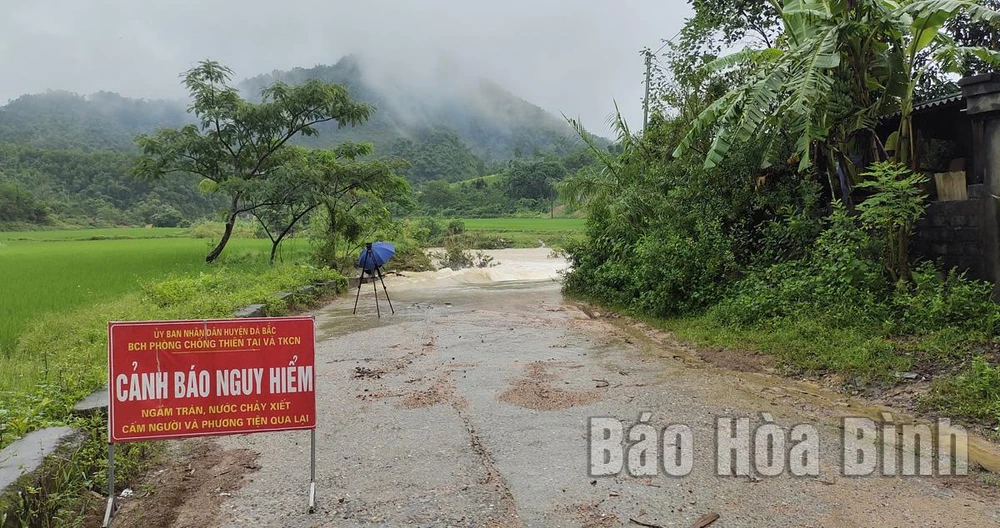 Nhiều ngầm tràn trên địa bàn huyện Đà Bắc (Hoà Bình) bị ngập sâu, không thể đi qua. Ảnh chụp tại ngầm Suối Cái, xóm Đồng Chanh, xã Tú Lý, sáng 12-8. Ảnh: Báo Hoà Bình Nhiều ngầm tràn trên địa bàn huyện Đà Bắc (Hoà Bình) bị ngập sâu, không thể đi qua. Ảnh chụp tại ngầm Suối Cái, xóm Đồng Chanh, xã Tú Lý, sáng 12-8. Ảnh: Báo Hoà Bình