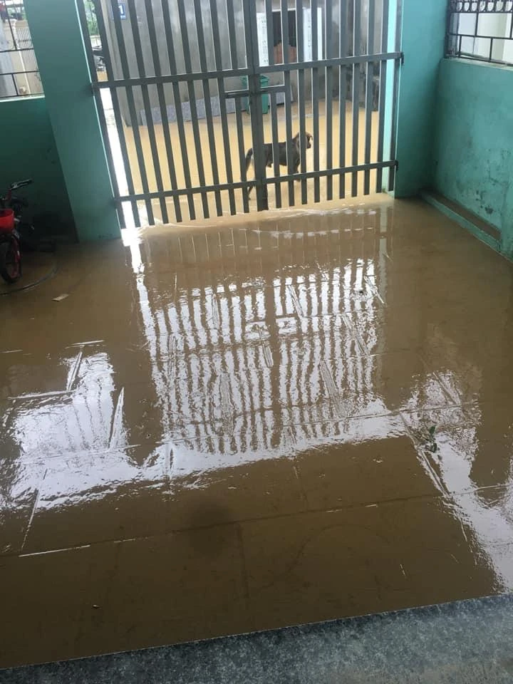 Nước lũ đã rút nhưng nhiều khu vực vẫn bị ngập. Ảnh: HUỲNH ANH Nước lũ đã rút nhưng nhiều khu vực vẫn bị ngập. Ảnh: HUỲNH ANH