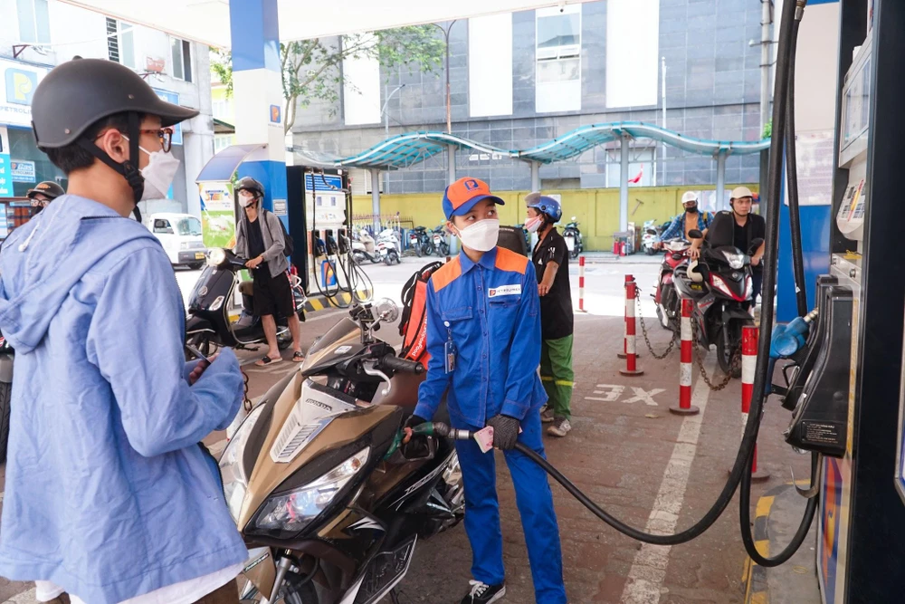 Chiều 12-9, giá xăng dầu tiếp tục giảm. Ảnh: PHI HÙNG