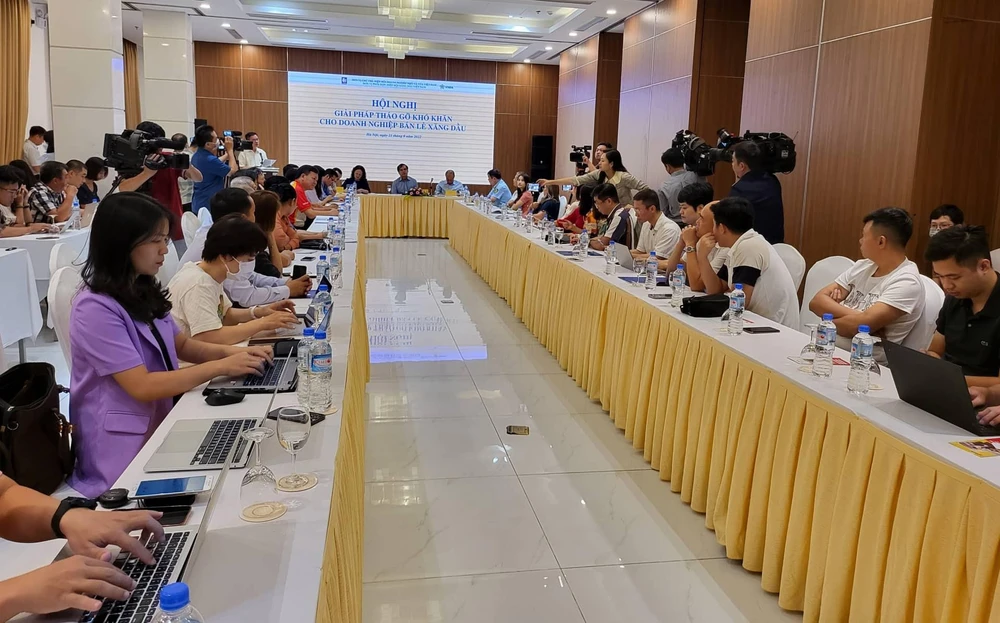 Hiệp hội Doanh nghiệp vừa và nhỏ phối hợp Hiệp hội Xăng dầu Việt Nam tổ chức hội nghị giải pháp tháo gỡ khó khăn cho doanh nghiệp xăng dầu. Ảnh: AH