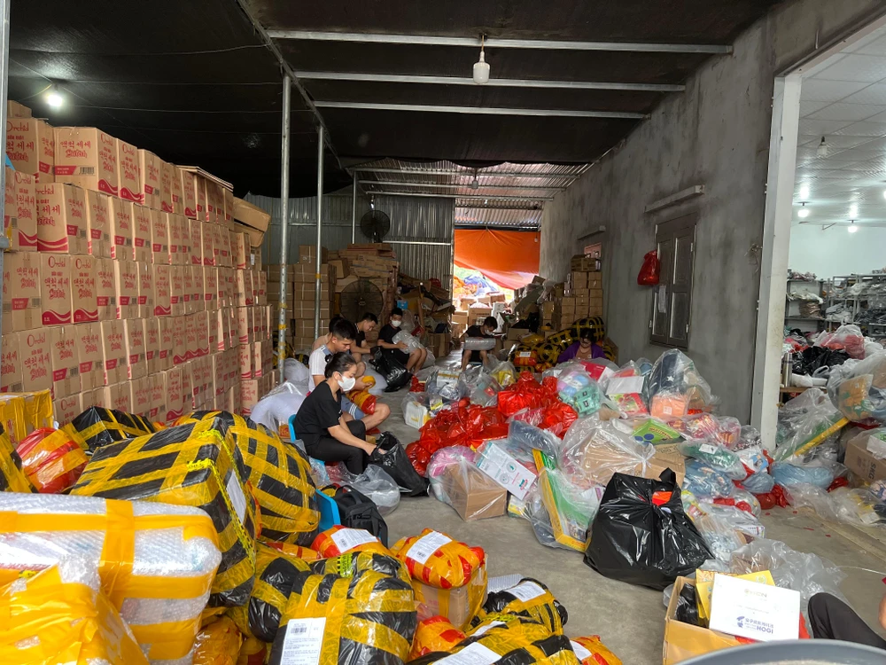 Nhiều đơn hàng đã được đóng gói xong chuẩn bị giao cho chuyển phát. Ảnh: DMS