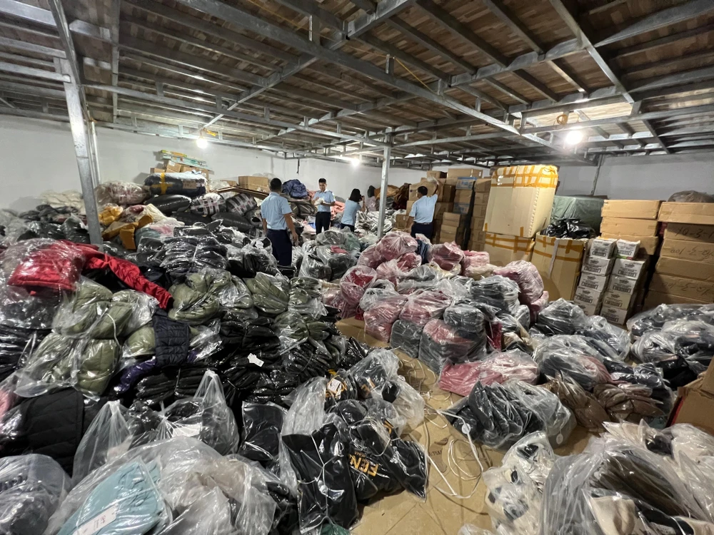 Thời điểm kiểm tra, lực lượng chức năng ghi nhận một lượng hàng hoá rất lớn có dấu hiệu giả mạo nhãn hiệu, không rõ nguồn gốc. Ảnh: DMS