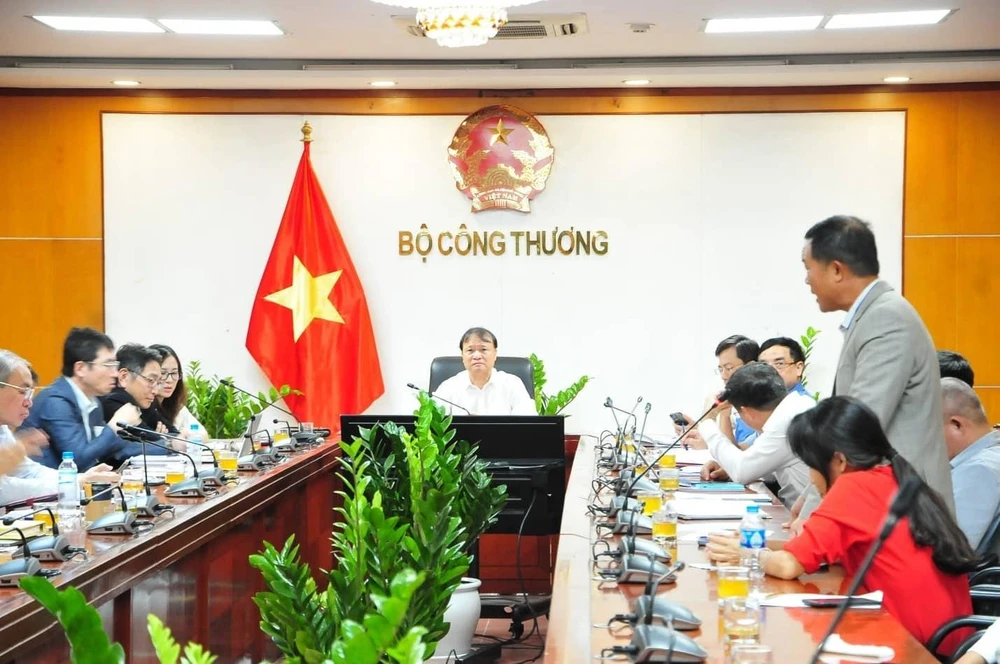 Bộ Công Thương họp với các doanh nghiệp đầu mối kinh doanh xăng dầu.