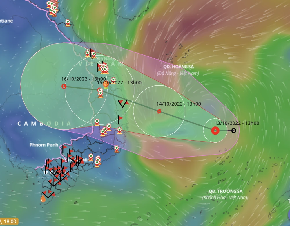 Vùng mây đối lưu gây mưa to nằm ở phía tây của vùng tâm ATNĐ nên dù tâm ATNĐ còn cách xa đất liền những mưa đã xuất hiện từ chiều ngày 13-10. Ảnh: VNDMS Vùng mây đối lưu gây mưa to nằm ở phía tây của vùng tâm ATNĐ nên dù tâm ATNĐ còn cách xa đất liền những mưa đã xuất hiện từ chiều ngày 13-10. Ảnh: VNDMS