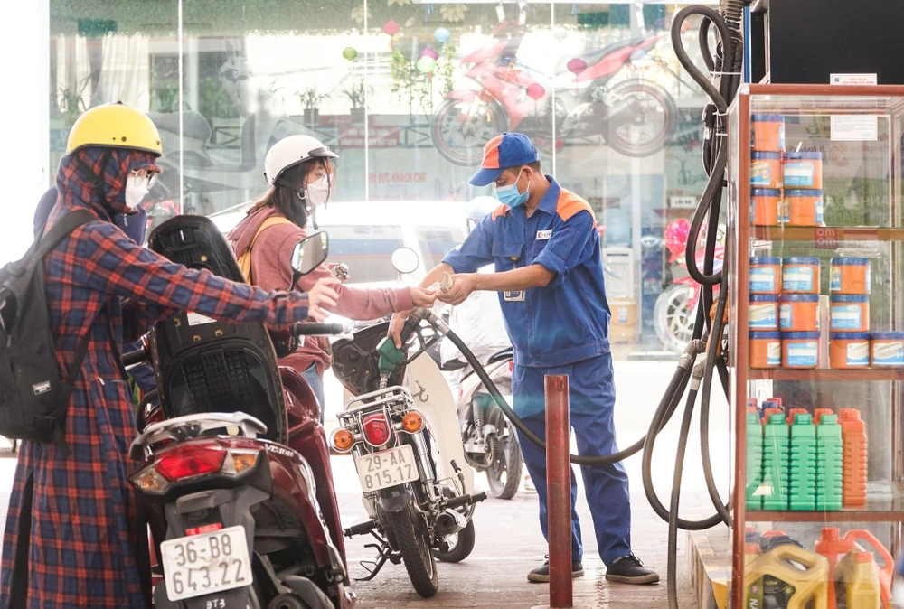 Chiều 21-10, giá xăng dầu tăng nhẹ từ 200-600 đồng mỗi lít. Ảnh: PHI HÙNG