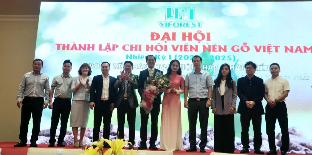 Ra mắt ban chấp hành Chi hội Viên nén gỗ Việt Nam nhiệm kỳ 2022-2025. Ảnh: AH