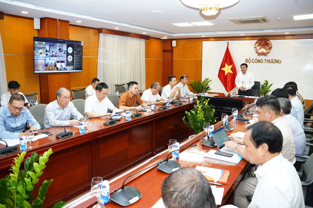 Bộ trưởng Bộ Công Thương Nguyễn Hồng Diên đã chủ trì cuộc họp với đại diện các doanh nghiệp đầu mối, sản xuất, kinh doanh xăng dầu thuộc Nhà nước ngày 2-11. Ảnh: BCT