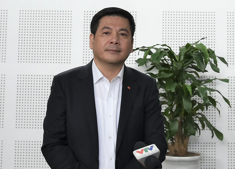 Bộ trưởng Bộ Công Thương Nguyễn Hồng Diên trả lời báo chí sau cuộc họp với lãnh đạo Chính phủ về điều hành xăng dầu chiều 11-11. Ảnh: VGP