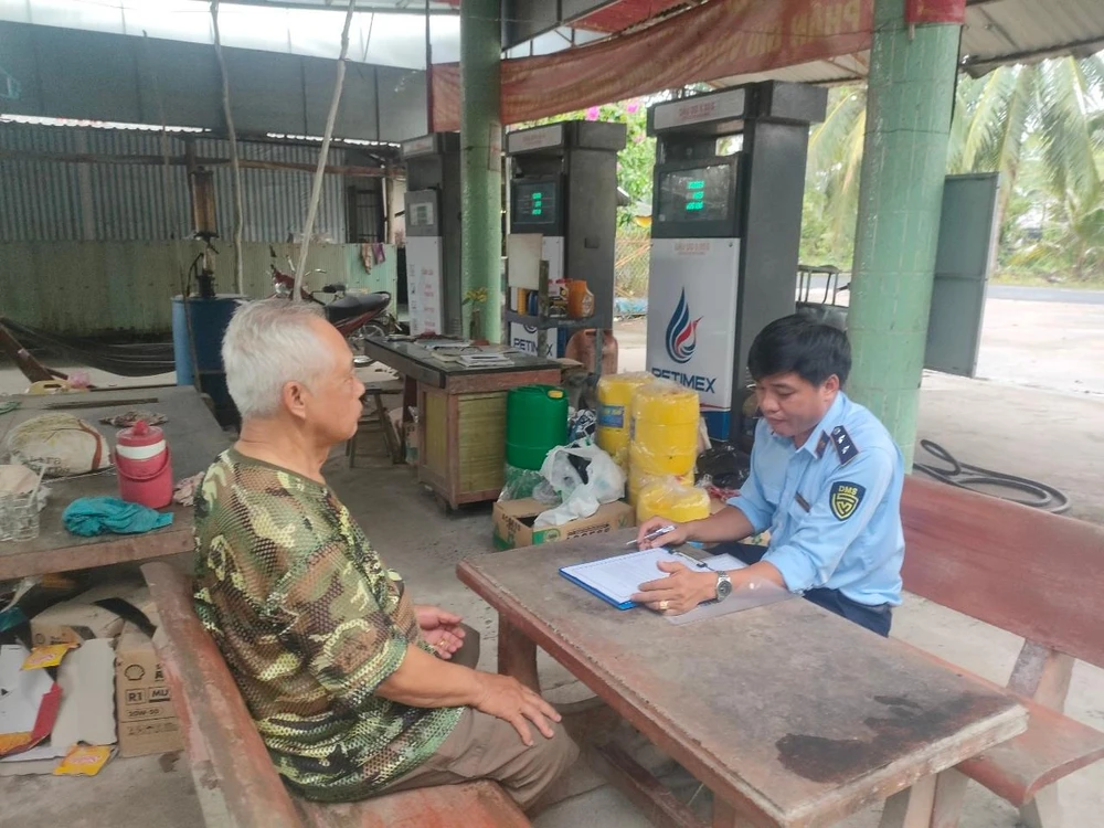 Lực lượng quản lý thị trường tuyên truyền, ký cam kết đảm bảo cung ứng xăng dầu với doanh nghiệp xăng dầu. Ảnh: DMS