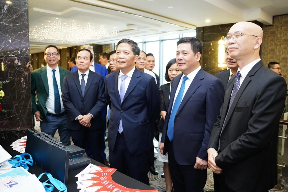 Trưởng Ban Kinh tế Trung ương Trần Tuấn Anh (giữa) và Bộ trưởng Bộ Công Thương Nguyễn Hồng Diên cùng các đại biểu tham quan gian hàng trưng bày trong khuôn khổ diễn đàn.