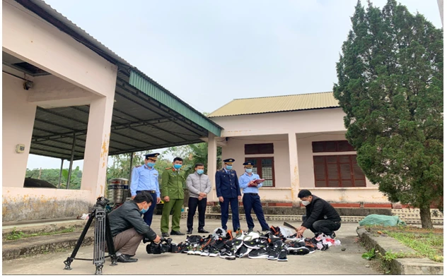 Lực lượng QLTT Phú Thọ tiêu huỷ hàng hoá vi phạm. Ảnh: QLTT Phú Thọ