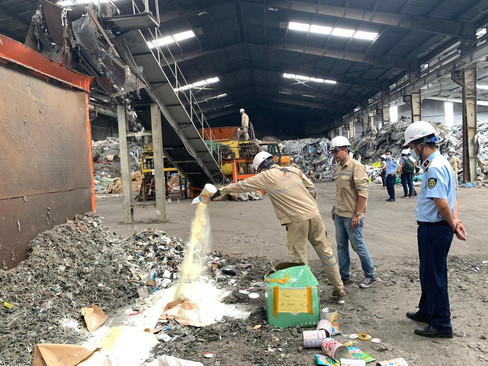 QLTT tỉnh Quảng Ninh tiêu huỷ sữa không rõ nguồn gốc. Ảnh: QLTT Quảng Ninh QLTT tỉnh Quảng Ninh tiêu huỷ sữa không rõ nguồn gốc. Ảnh: QLTT Quảng Ninh