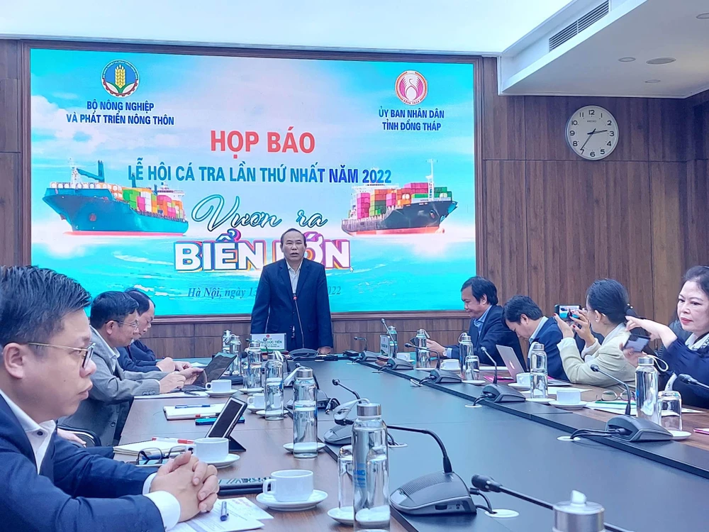 Thứ trưởng Bộ NN&amp;PTNT Phùng Đức Tiến thông tin tại họp báo. Ảnh: AH