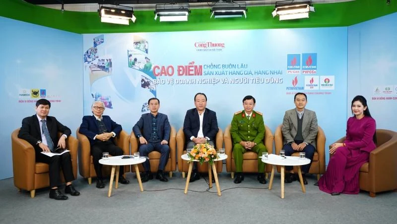 Ông Trần Hữu Linh, Tổng cục trưởng Tổng cục Quản lý thị trường (ngồi giữa) thông tin tại toạ đàm. Ảnh: BCT