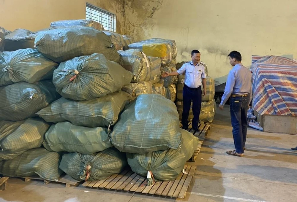 Tháng 10-2022, Cục Quản lý thị trường Bắc Ninh phối hợp Công an tỉnh Bắc Ninh kiểm tra đột xuất một hộ kinh doanh bán hàng trên Facebook, tạm giữ 8.000 đôi giầy có dấu hiệu giả mạo nhãn hiệu. Ảnh: QLTT Bắc Ninh