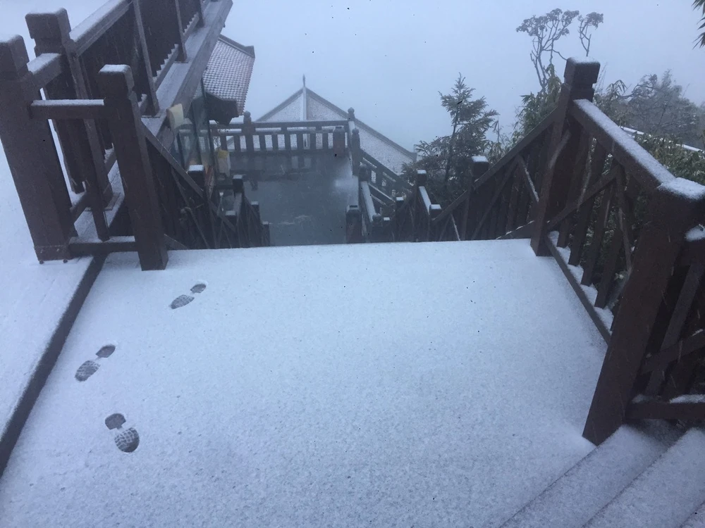 Hình ảnh tuyết rơi tại đỉnh Fansipan sáng nay, 28-12. Ảnh: Sun World Fansipan Legend