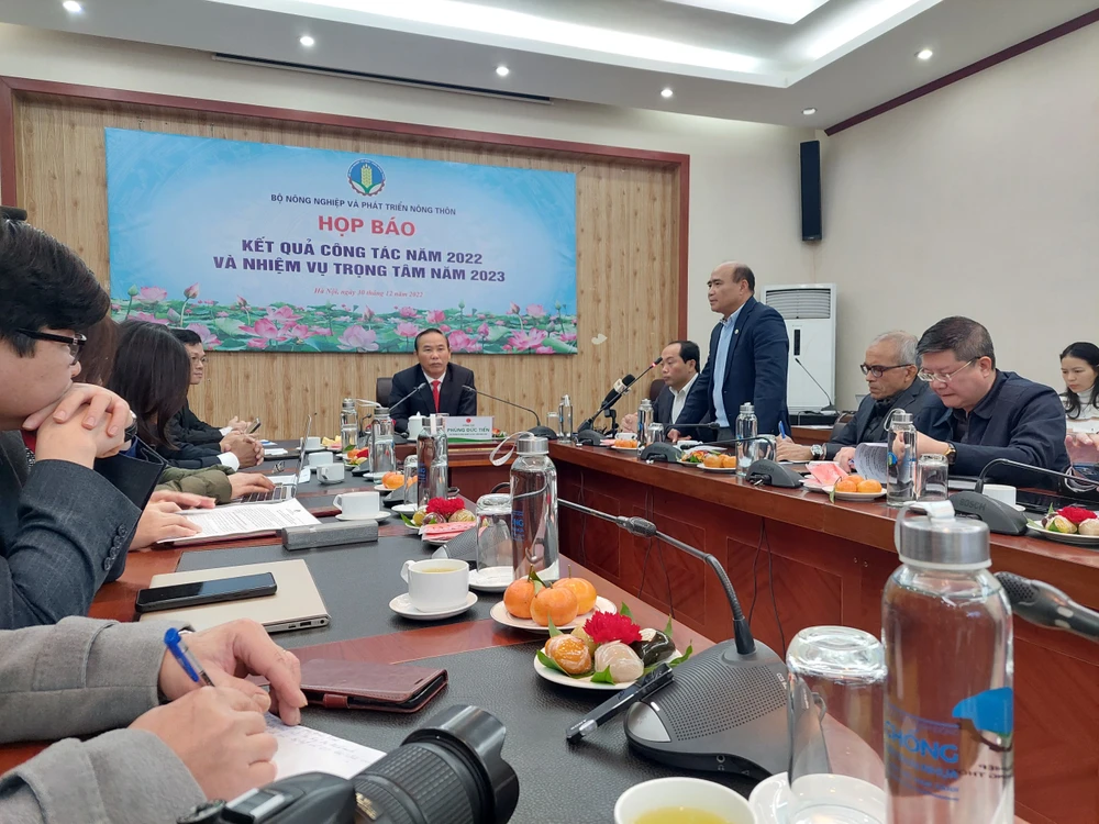 Thứ trưởng Bộ NN&amp;PTNT Phùng Đức Tiến chủ trì buổi họp báo. Ảnh: AH