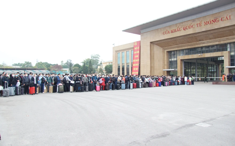 Ngay trong buổi sáng đã có hơn 1.000 người Trung Quốc làm thủ tục xuất cảnh tại Cửa khẩu Quốc tế Móng Cái để nhập cảnh vào Trung Quốc qua Cửa khẩu Đông Hưng. Ảnh: CTTĐT Móng Cái Ngay trong buổi sáng đã có hơn 1.000 người Trung Quốc làm thủ tục xuất cảnh tại Cửa khẩu Quốc tế Móng Cái để nhập cảnh vào Trung Quốc qua Cửa khẩu Đông Hưng. Ảnh: CTTĐT Móng Cái