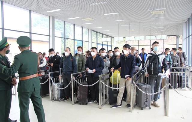 Người nhập cảnh có giấy xét nghiệm RT-PCR âm tính trong vòng 48 giờ được nhập cảnh bình thường. Ảnh: CTTĐT Móng Cái Người nhập cảnh có giấy xét nghiệm RT-PCR âm tính trong vòng 48 giờ được nhập cảnh bình thường. Ảnh: CTTĐT Móng Cái