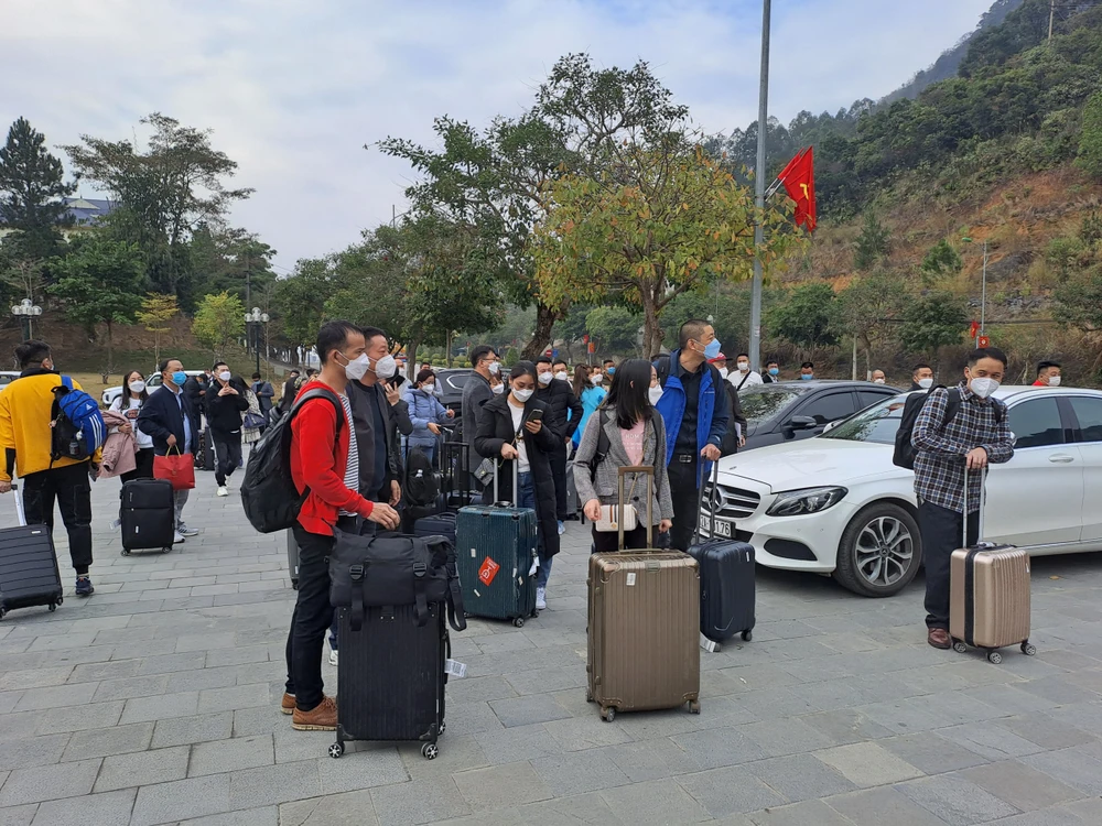 Tính đến 9 giờ 30 phút sáng 8-1, có khoảng 1.500 công dân Trung Quốc đang thực hiện các thủ tục để xuất cảnh về nước tại cửa khẩu quốc tế Hữu Nghị. Ảnh: BẮC NINH