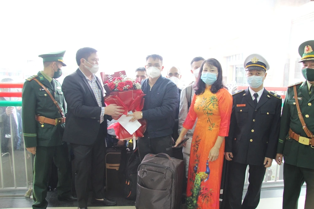 Lãnh đạo TP Móng Cái tặng hoa chúc mừng những người đầu tiên làm thủ tục xuất cảnh qua Cửa khẩu quốc tế Móng Cái trong buổi sáng ngày 8-1. Ảnh: CTTĐT Móng Cái Lãnh đạo TP Móng Cái tặng hoa chúc mừng những người đầu tiên làm thủ tục xuất cảnh qua Cửa khẩu quốc tế Móng Cái trong buổi sáng ngày 8-1. Ảnh: CTTĐT Móng Cái