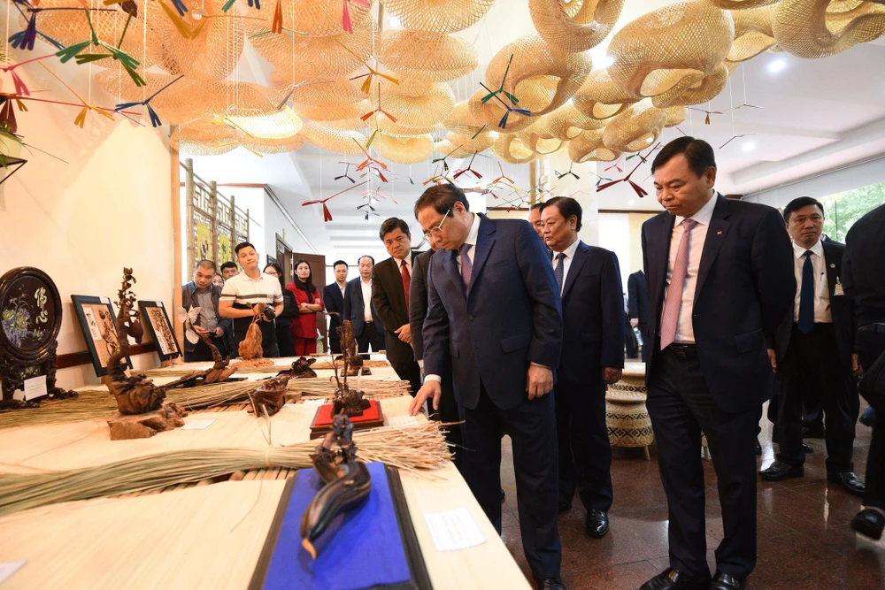 Thủ tướng Phạm Minh Chính thăm gian hàng trưng bày các sản phẩm nông nghiệp bên lề hội nghị. Ảnh: ĐINH TÙNG