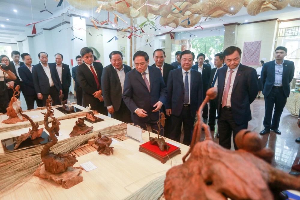 Thủ tướng Phạm Minh Chính tham quan gian hàng trưng bày các sản phẩm nông nghiệp bên lề hội nghị. Ảnh: C.TUỆ Thủ tướng Phạm Minh Chính tham quan gian hàng trưng bày các sản phẩm nông nghiệp bên lề hội nghị. Ảnh: C.TUỆ