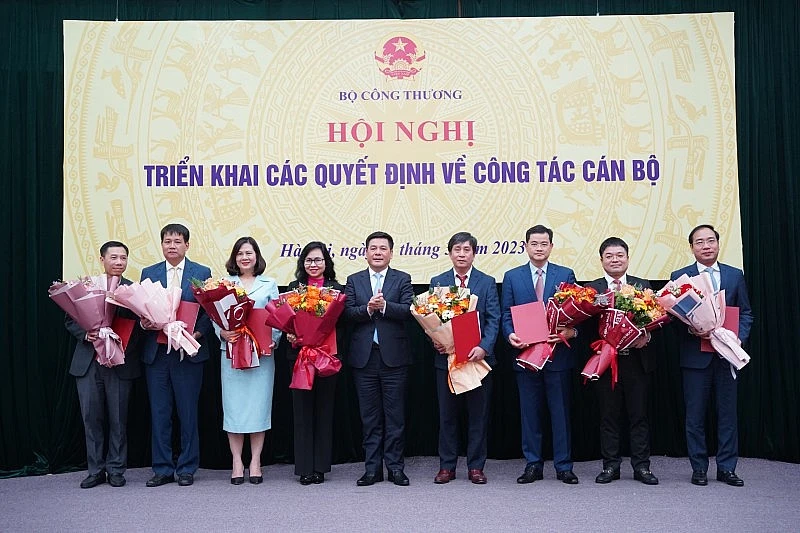 Bộ trưởng Bộ Công Thương Nguyễn Hồng Diên trao quyết định cho các cán bộ. Ảnh: BCT