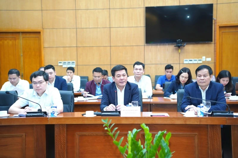 Bộ trưởng Nguyễn Hồng Diên chủ trì cuộc họp tìm cách tháo gỡ vướng mắc của Dự án thuỷ điện Hồi Xuân chiều ngày 9-3. Ảnh: BCT