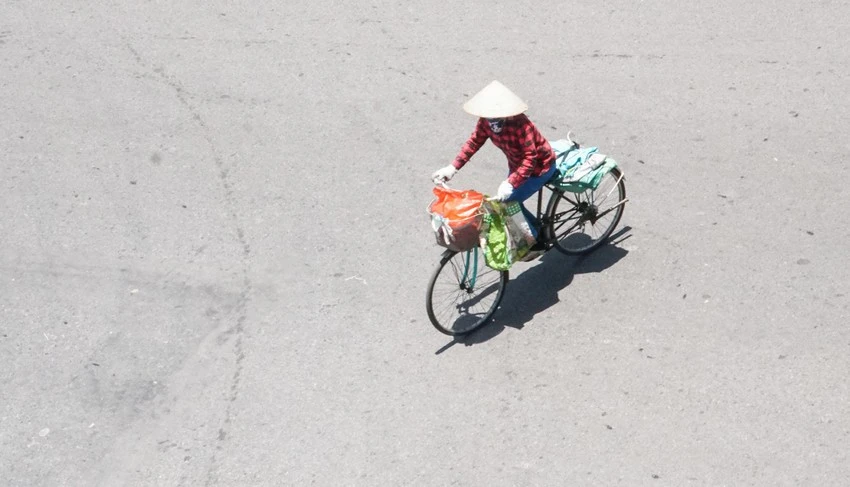 Do ảnh hưởng của áp thấp nóng và gió phơn, ở các tỉnh Sơn La, Hòa Bình, khu vực đồng bằng Bắc Bộ, các tỉnh Bắc và Trung Trung Bộ đã xảy ra nắng nóng diện rộng. Ảnh: PHI HÙNG