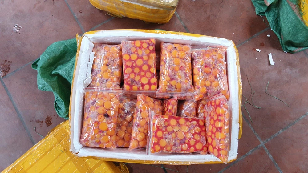 Số trứng non không rõ nguồn gốc, không có kiểm dịch động vật bị thu giữ tại hiện trường. Ảnh: QLTT Hà Nội