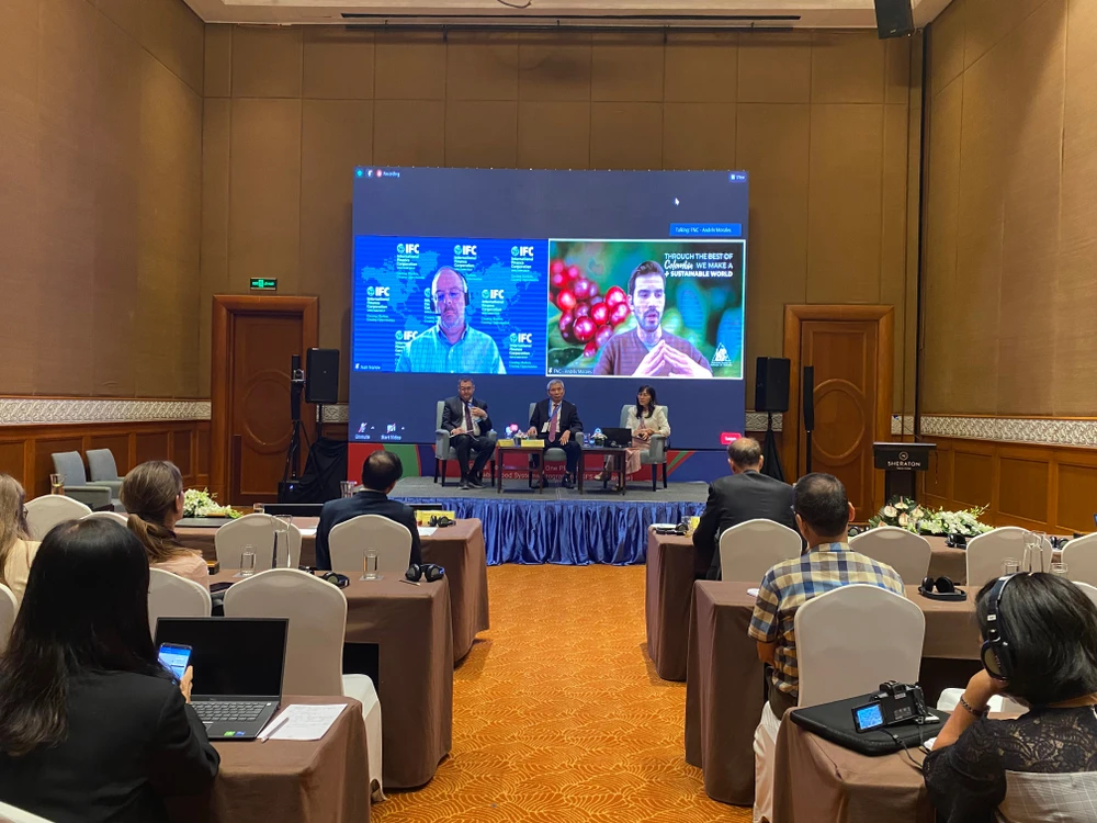 Quang cảnh phiên họp về “Sản xuất và thương mại nông sản không gây mất rừng” diễn ra vào chiều nay, 25-4.