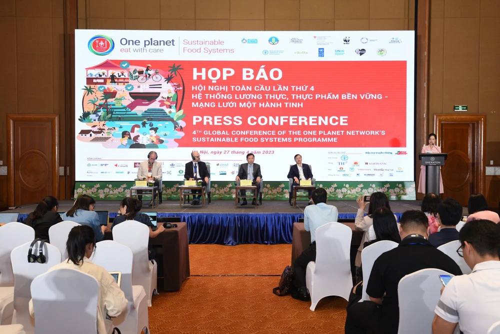 Quang cảnh buổi họp báo. Ảnh: TÙNG ĐINH