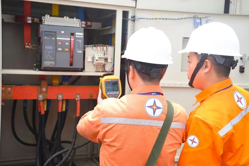 EVNHANOI kiểm tra tình trạng vận hành hệ thống điện. Ảnh: EVNHANOI