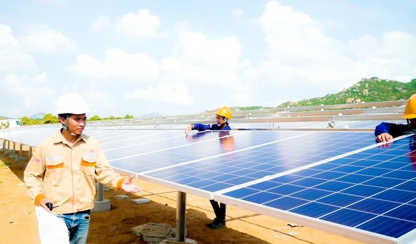 Công nhân đang lắp đặt dự án điện mặt trời tại Ninh Thuận. Ảnh: SCI