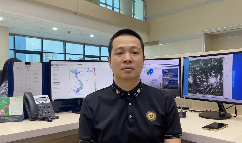 Dự báo viên Vũ Tuấn Anh, Phòng Dự báo thời tiết, Trung tâm Dự báo Khí tượng thuỷ văn Quốc gia. Ảnh: AH