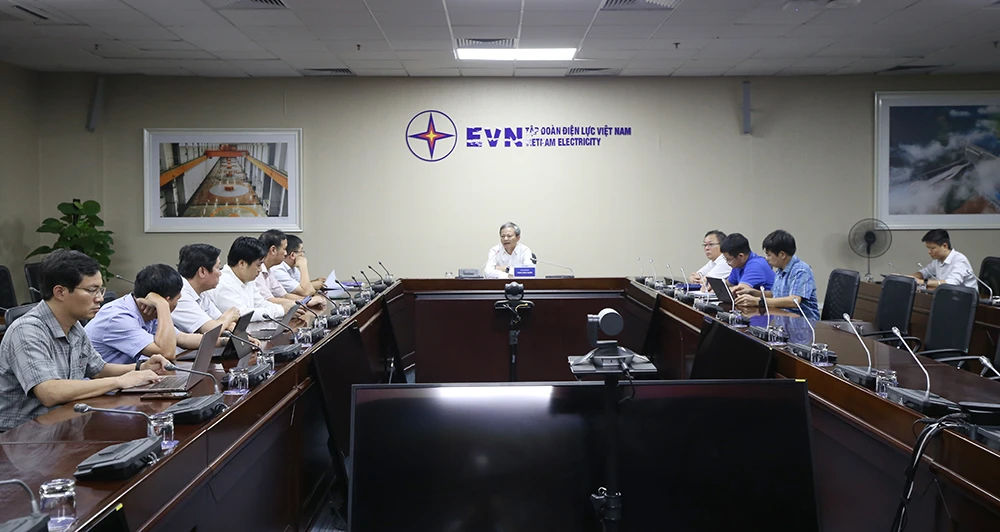 Ông Trần Đình Nhân, Tổng Giám đốc EVN chủ trì cuộc họp với EVNNPT về tình hình triển khai dự án 500kV mạch 3,4 đoạn Quảng Trạch – Phố Nối. Ảnh: EVN