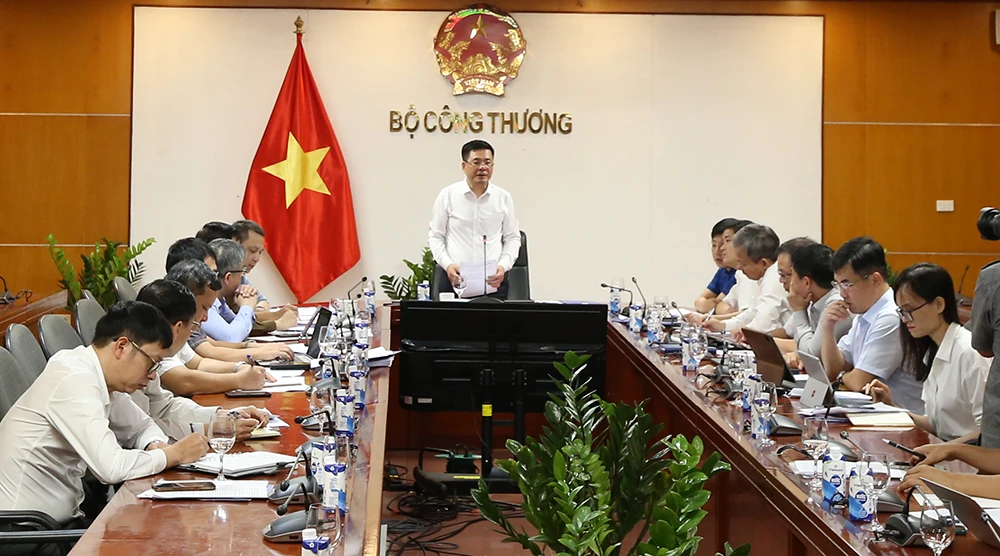 Bộ trưởng Nguyễn Hồng Diên chủ trì cuộc họp về tình hình triển khai đường dây 500kV mạch 3. Ảnh: BCT