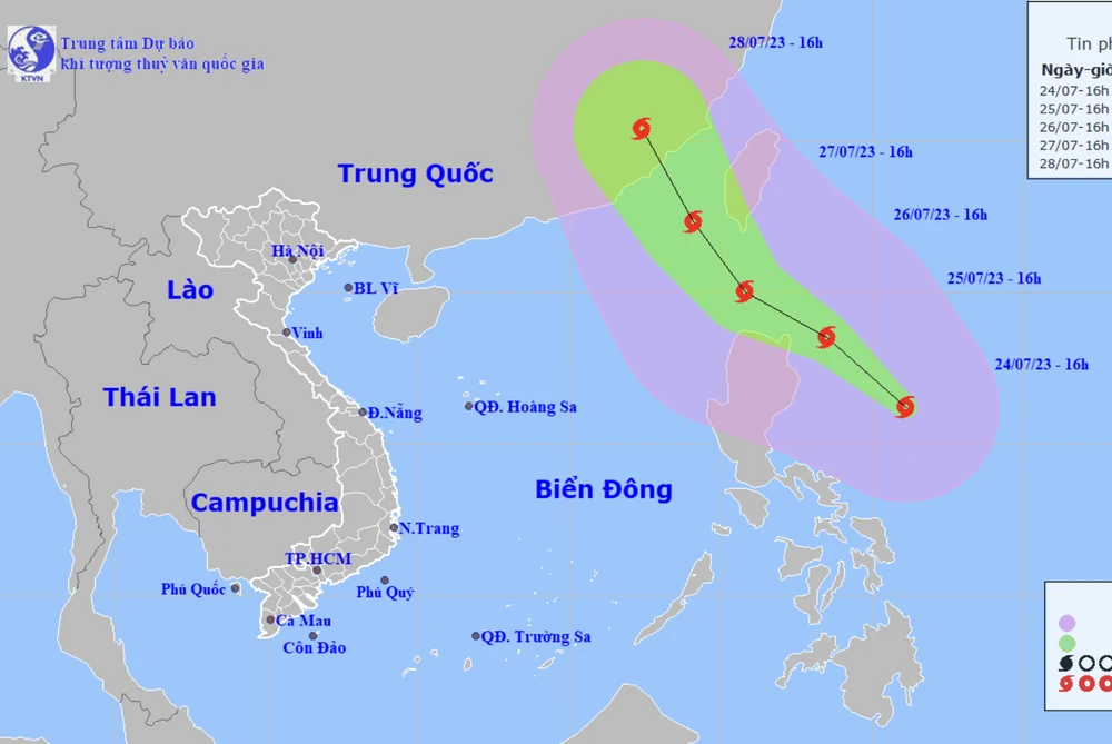 Dự báo vị trí, đường đi của bão Doksuri. Ảnh: KTTVQG Dự báo vị trí, đường đi của bão Doksuri. Ảnh: KTTVQG