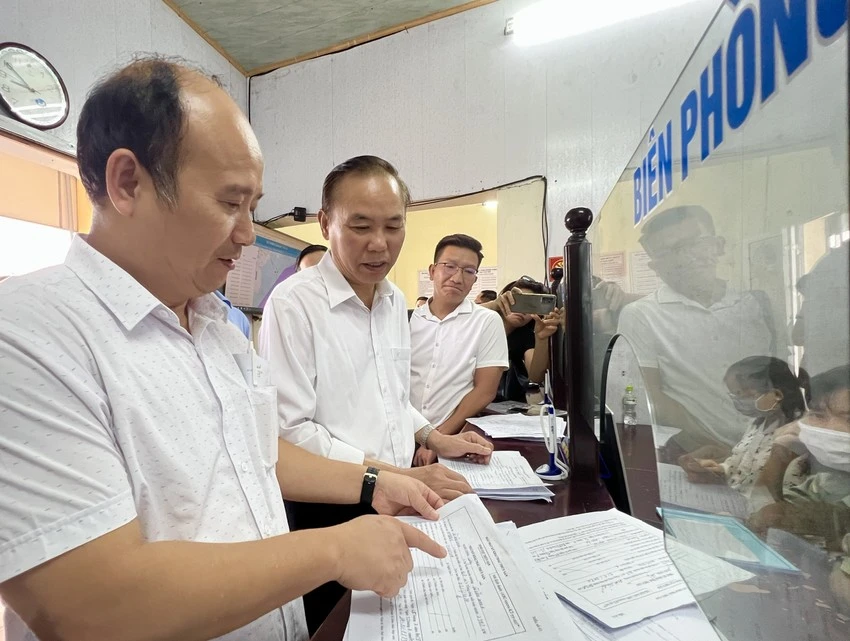 Thứ trưởng Bộ NN&amp;PTNT Phùng Đức Tiến kiểm tra về tình hình chống khai thác IUU tại cảng cá Ngọc Hải, quận Đồ Sơn, Hải Phòng. Ảnh: AV