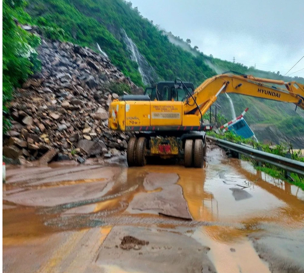 Một số hình ảnh sạt lở trên tuyến quốc lộ QL.279D, Sơn La. Ảnh: BCH PCTT&amp;TKCN Sơn La