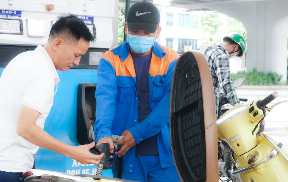 Người dân mua xăng tại Hà Nội. Ảnh: PHI HÙNG