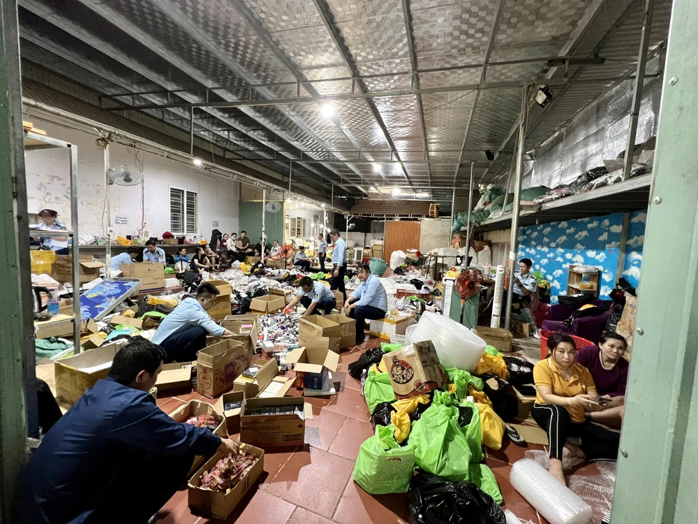 Đang livestream chốt đơn thì bị bắt quả tang bán hàng giả mạo