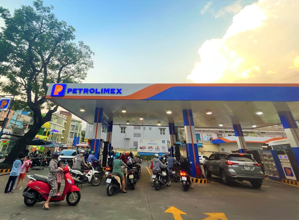 giá xăng dầu được điều chỉnh tăng giảm không đáng kể