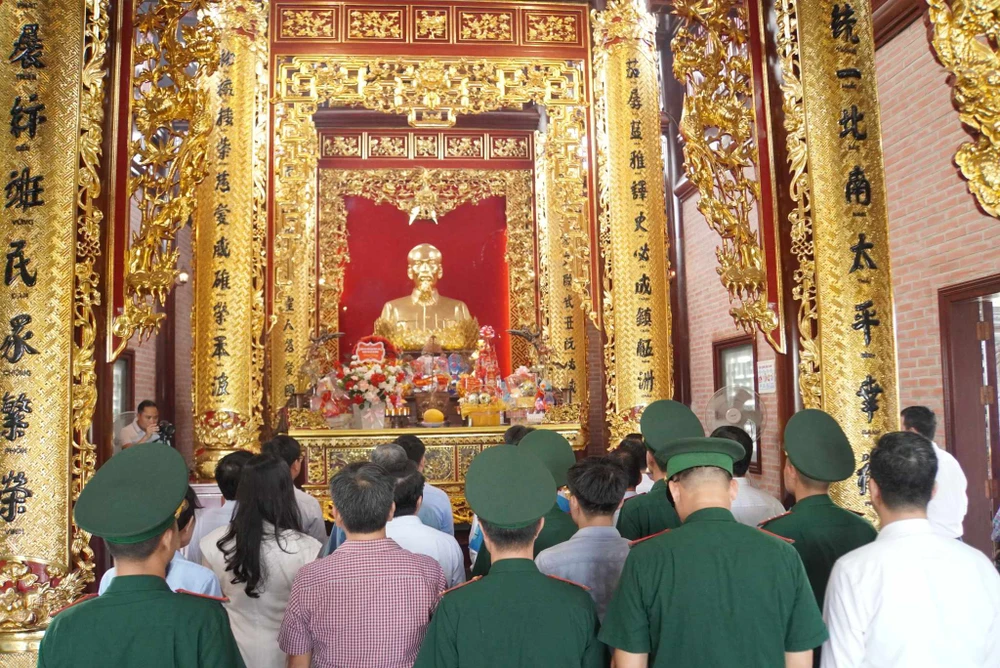 cùng ngư dân thắp sáng đèn trên biển.....jpg