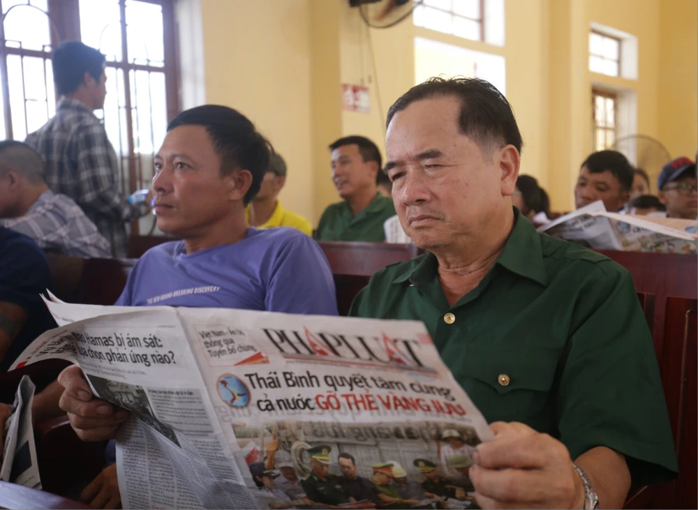 cùng ngư dân thắp sáng đèn trên biển.jpg