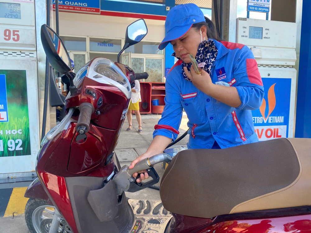 xăng dầu giảm giá.jpg