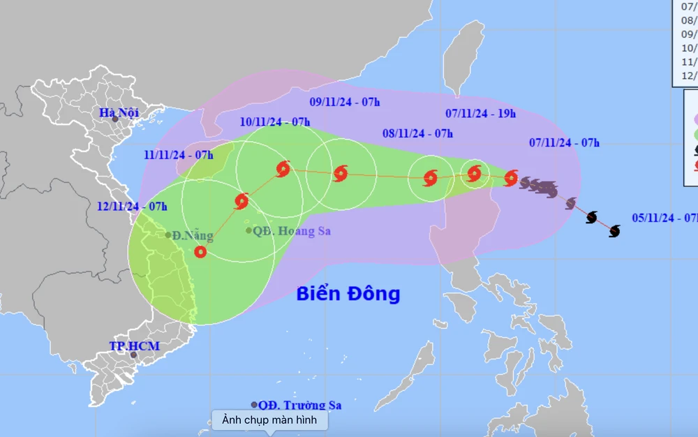 Dự báo khoảng sáng ngày mai, cơn bão YINXING đi vào Biển Đông. Ảnh: KTTVQG